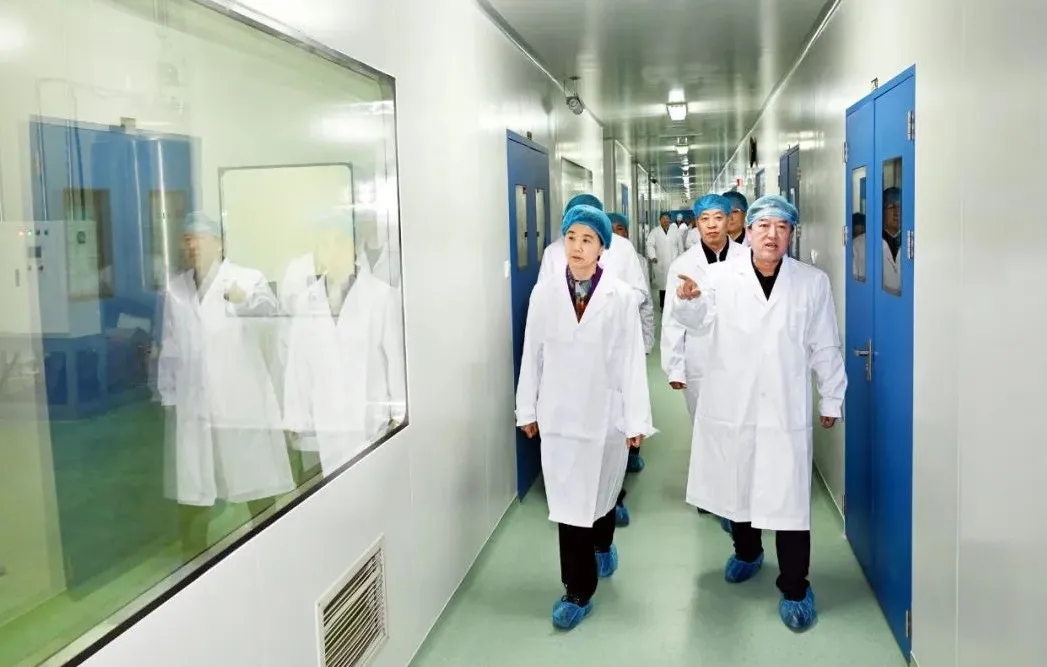黑龍江省委副書(shū)記、省長(zhǎng)梁惠玲蒞臨迪龍制藥視察指導(dǎo)工作